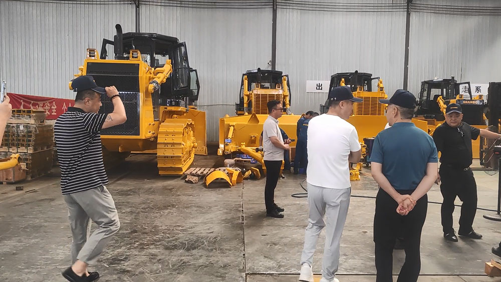 Clientes domésticos chineses visitam a fábrica e compram escavadeiras SD46 e escavadeiras SH220
