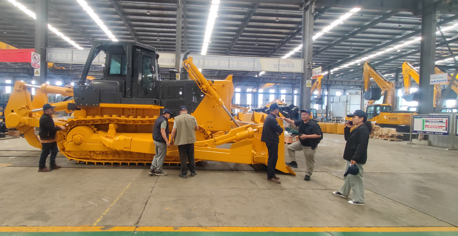 Linha de Produção de Tratores de Esteira na China