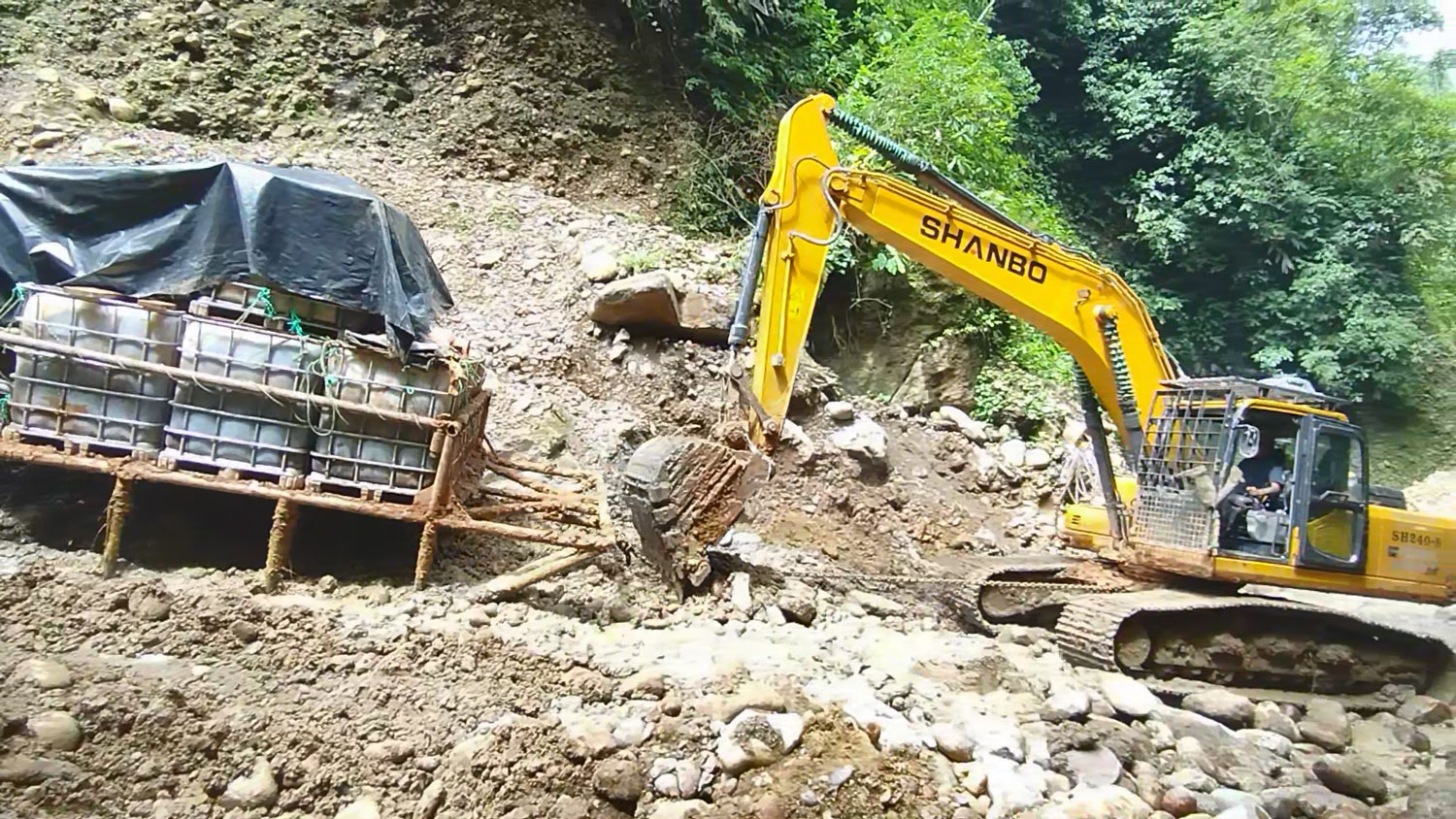 Escavadeira Hidráulica sobre Esteiras SH240-8