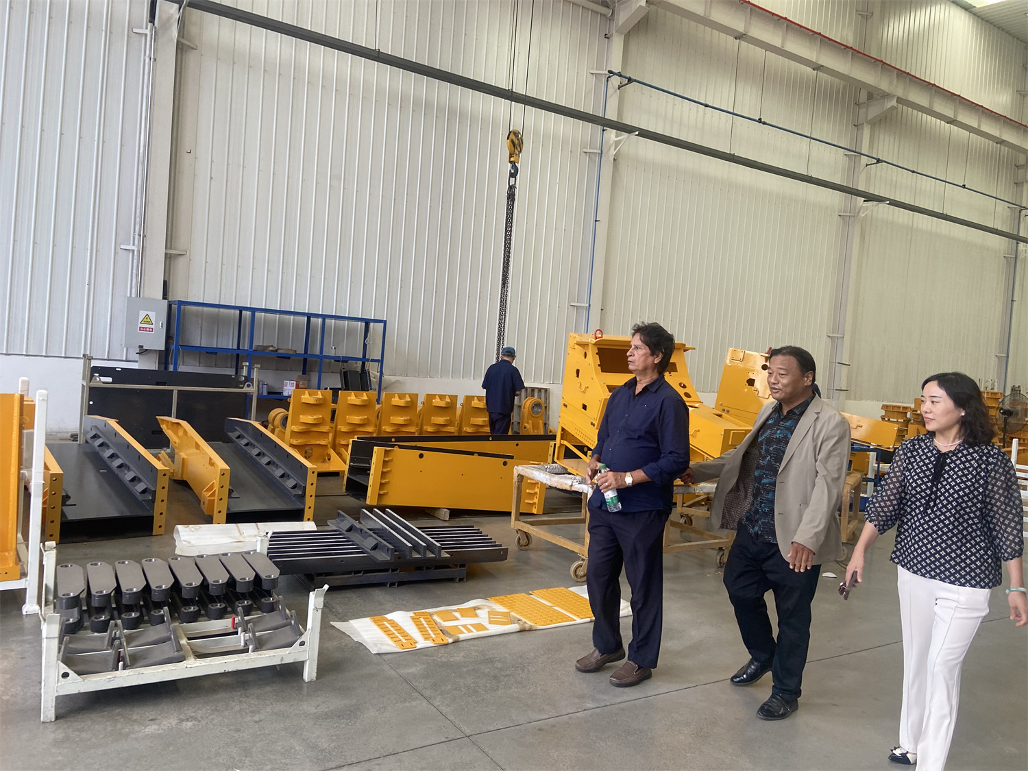 Cliente de Bangladesh visita fábrica de tratores de esteira