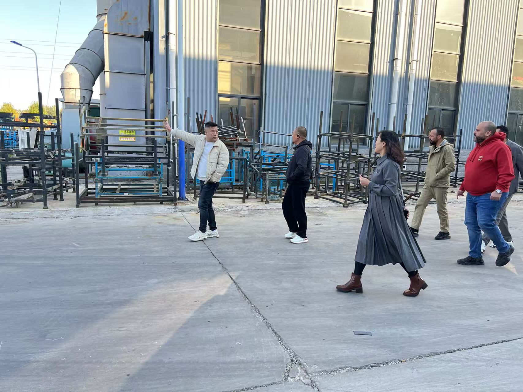 Clientes russos visitam fábrica chinesa de tratores de esteira