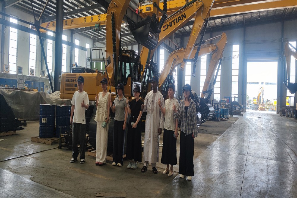 Clientes africanos visitaram a fábrica de escavadeiras para inspecionar e verificar a capacidade de produção de escavadeiras fabricadas no país.