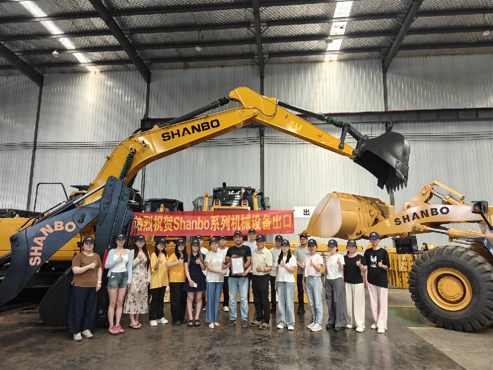 Distribuidor armênio visita fábrica de máquinas de construção; acordo de distribuição regional exclusiva é oficialmente assinado.