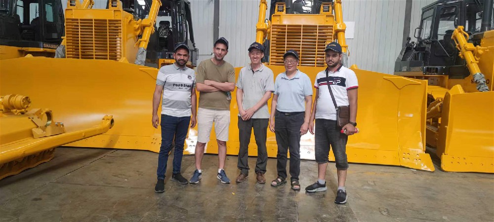 Cliente argelino visita fábrica para adquirir tratores de esteira: uma análise abrangente de um negócio de exportação para infraestrutura no Norte da África