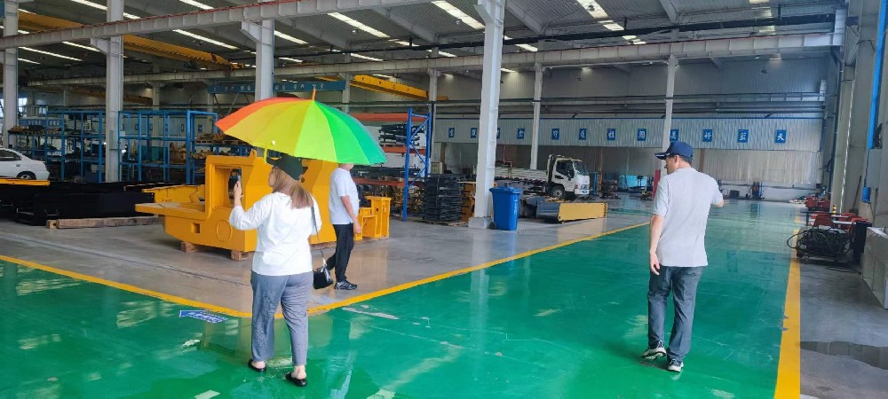 Irmãos uzbeques visitam fábrica de escavadeiras de rodas e fazem compras em grande quantidade: Uma análise abrangente das transações de comércio exterior de infraestrutura na Ásia Central.